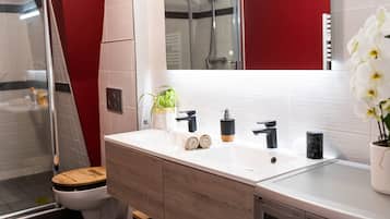 Shower, towels, soap, shampoo