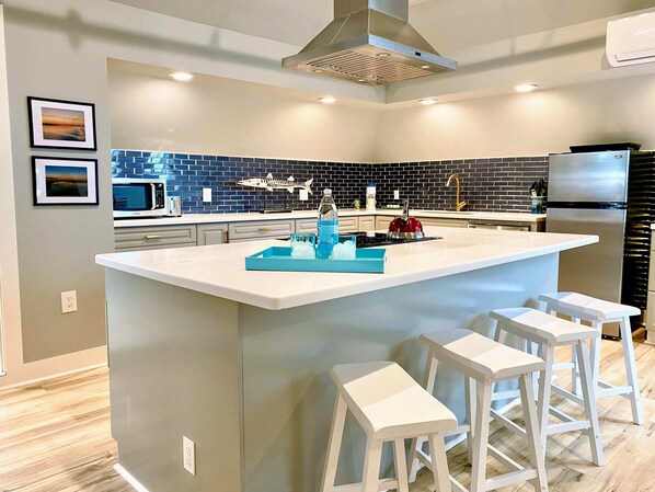 Kjøleskap, mikrobølgeovn, ovn og kokeplater