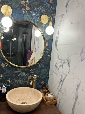 Dusche, Haartrockner, HandtĂŒcher, Seife