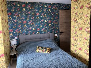 1 bedroom, desk, WiFi, bed sheets