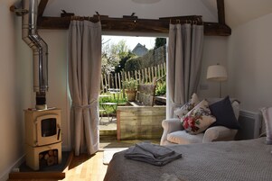 Romantic Cottage, 1 Bedroom | 1 bedroom, iron/ironing board, free WiFi, bed sheets