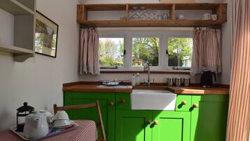 Romantic Cottage, 1 Bedroom | Private kitchen | Fridge, microwave, oven, stovetop
