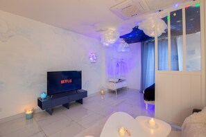 Travel crib, free WiFi, wheelchair access