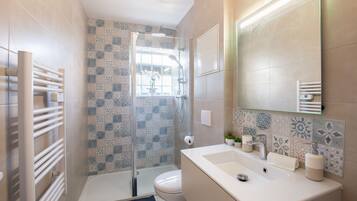 Douche, serviettes fournies, savon, shampoing