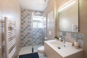 Shower, towels, soap, shampoo - Suite Aladdin - 4P near Disneyland Paris (Montry)