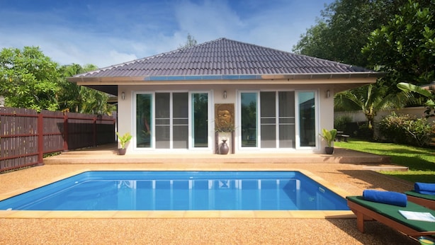 A house with a swimming pool, large windows, and a tiled roof. - K-Bunk Villa Ao Nang (Krabi)