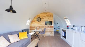 Cabane Majestueuse, 1 lit double et 1 canapé-lit, bain à remous, vue vallée | Coin séjour | TV connectée de 32 pouces avec chaînes numériques, télévision, Netflix