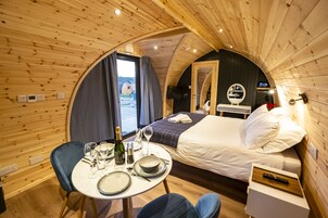 Cabana superior, 1 cama de casal, banheira de imersão, vista para o vale | Área de estar | Smart TV 32 polegadas com canais digitais, TV, Netflix