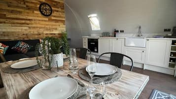 Cabaña Grand, 1 cama matrimonial y sofá cama, hidromasaje, vista al valle | Área de sala de estar | Smart TV de 32 pulgadas con canales digitales, televisión y Netflix
