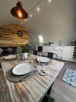 Cabana grand, 1 cama de casal e sofá-cama, banheira de imersão, vista para o vale | Área de estar | Smart TV 32 polegadas com canais digitais, TV, Netflix