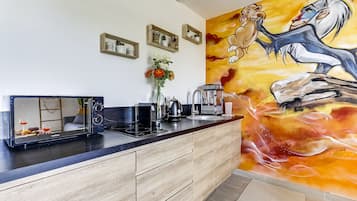Fridge, microwave, stovetop, dishwasher