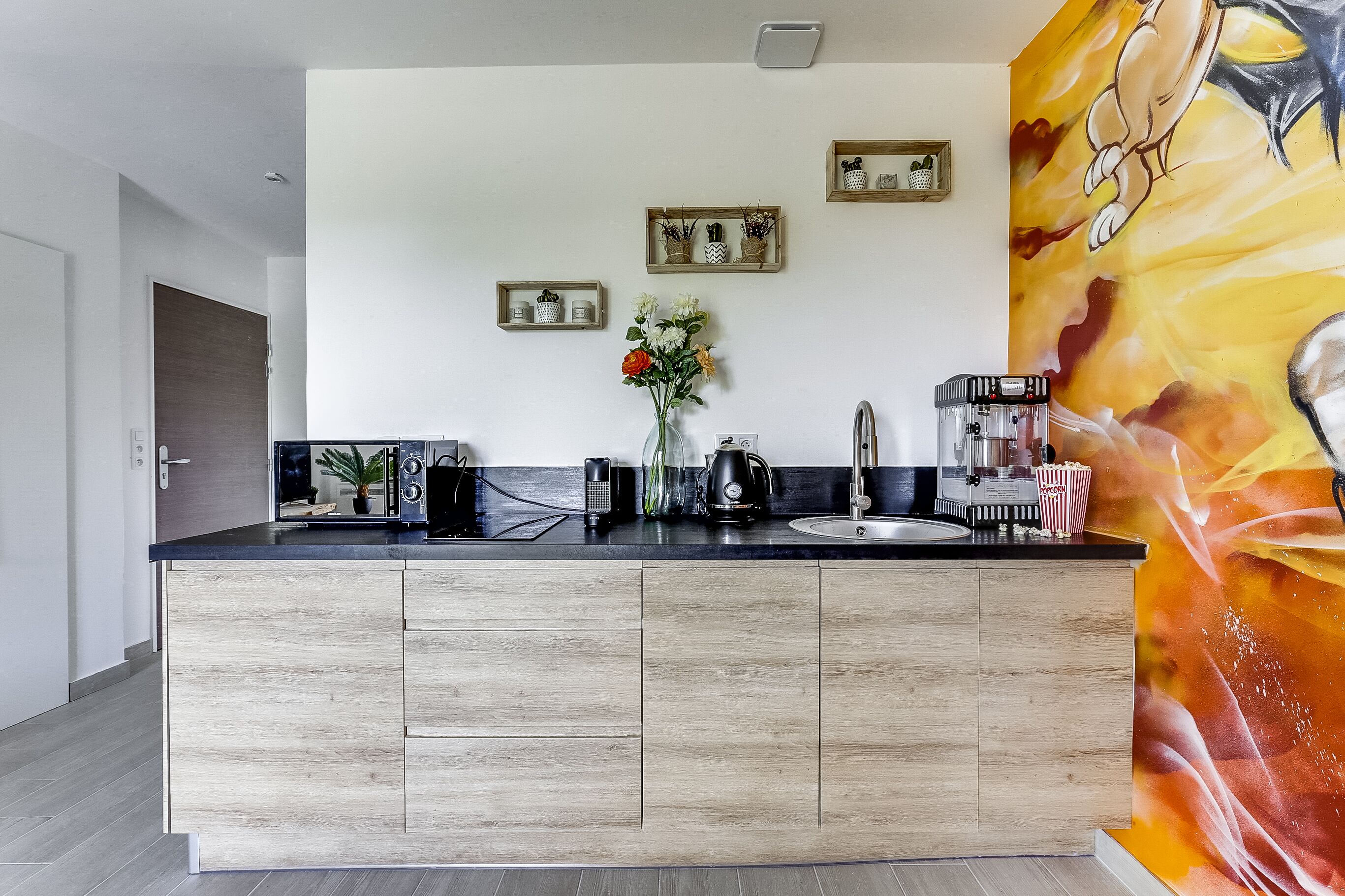 Refrigerador, microondas, placa de cocina, lavavajillas