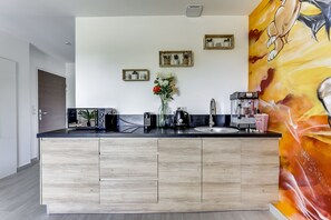 Réfrigérateur, micro-ondes, plaque de cuisson, lave-vaisselle