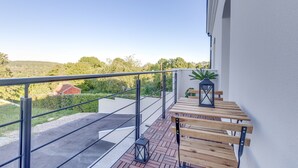 A balcony with a wooden bench, a lantern, and a potted plant. - Lion King Suite - 4P near Disneyland Paris (Montry)