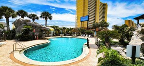 Utendørsbasseng og et oppvarmet basseng