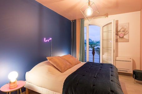 2 bedrooms, travel cot, free WiFi, wheelchair access. Marilyn Monroe Suite - 4P with Private Jacuzzi