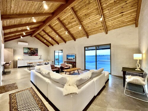 The Merit Camp: private modern ranch house w/pool just outside Marfa City limits