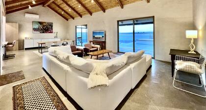 The Merit Camp: private modern ranch house w/pool just outside Marfa City limits