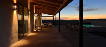 The Merit Camp: private modern ranch house w/pool just outside Marfa City limits
