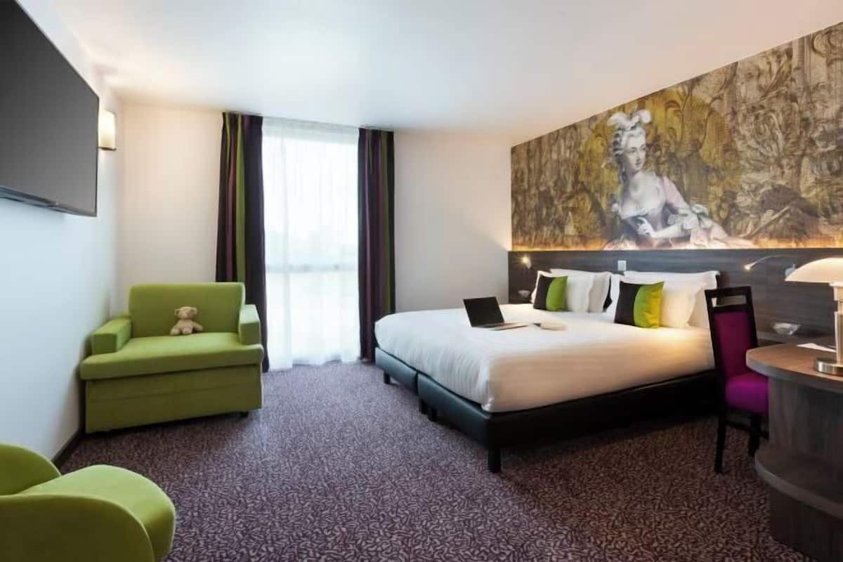 In-room safe, desk, laptop workspace, blackout curtains