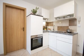 Refrigerador, horno, parrilla de estufa y cafetera y tetera 