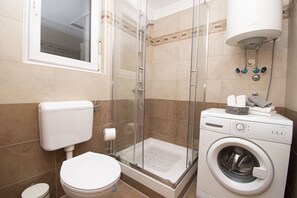 Shower, hair dryer, towels - Apartment near the sea (Pula)