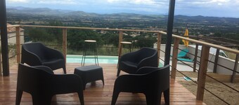 A beautiful villa with a spacious heated pool that will enchant your vacations.