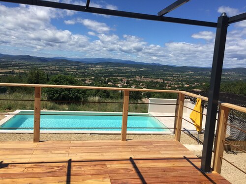 A beautiful villa with a spacious heated pool that will enchant your vacations.