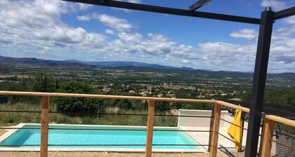 A beautiful villa with a spacious heated pool that will enchant your vacations.