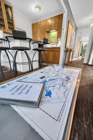 Jääkaappi, mikroaaltouuni, liesi, kahvin-/teenkeitin