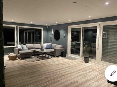 4 Bed Villa - Sleeps 11 - Pets - Parking - Wifi