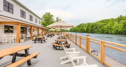 The Cove at Sylvan Beach - Pet friendly lakeside cottage with a pontoon boat!