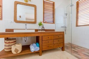 Dusche, Haartrockner, Handtücher, Seife