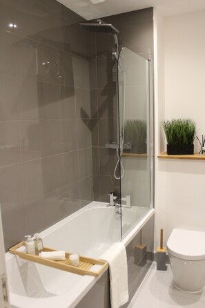 Executive Apartment, 1 King Bed | Bathroom | Bathrobes, towels, soap, shampoo - Luxury 1 Bed Apartment In The Heart Of Rochester (Rochester)