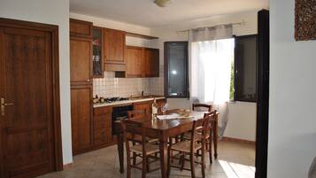 Geladeira grande, micro-ondas, fogão, cooktop