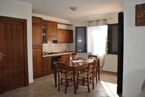 Full-size fridge, microwave, oven, stovetop