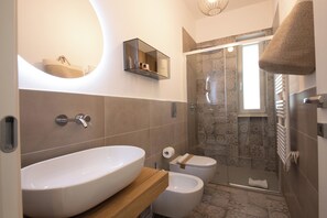 Shower, hair dryer, bidet, towels