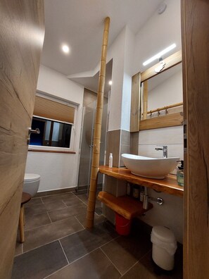 Een douche, handdoeken