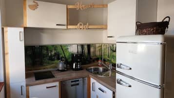Fridge, microwave, dishwasher, coffee/tea maker