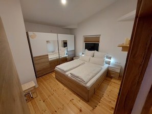 2 bedrooms, travel crib, free WiFi, bed sheets