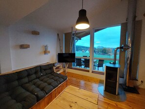 Televisie, een open haard en een stereo