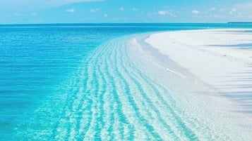 Perto da praia, espreguiçadeiras