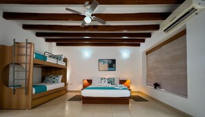Family Room | In-room safe, soundproofing, free WiFi, bed sheets - Hosteria del Parque Machalilla (Machalilla)