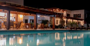 A poolside area with lounge chairs, a bar, and a covered seating area. - Hosteria del Parque Machalilla - Los Frailes (Machalilla)