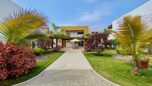 A pathway leading to a building with a covered outdoor seating area. - Hosteria del Parque Machalilla - Los Frailes (Machalilla)