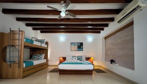 Family Room | In-room safe, individually furnished, soundproofing, free WiFi - Hosteria del Parque Machalilla - Los Frailes (Machalilla)