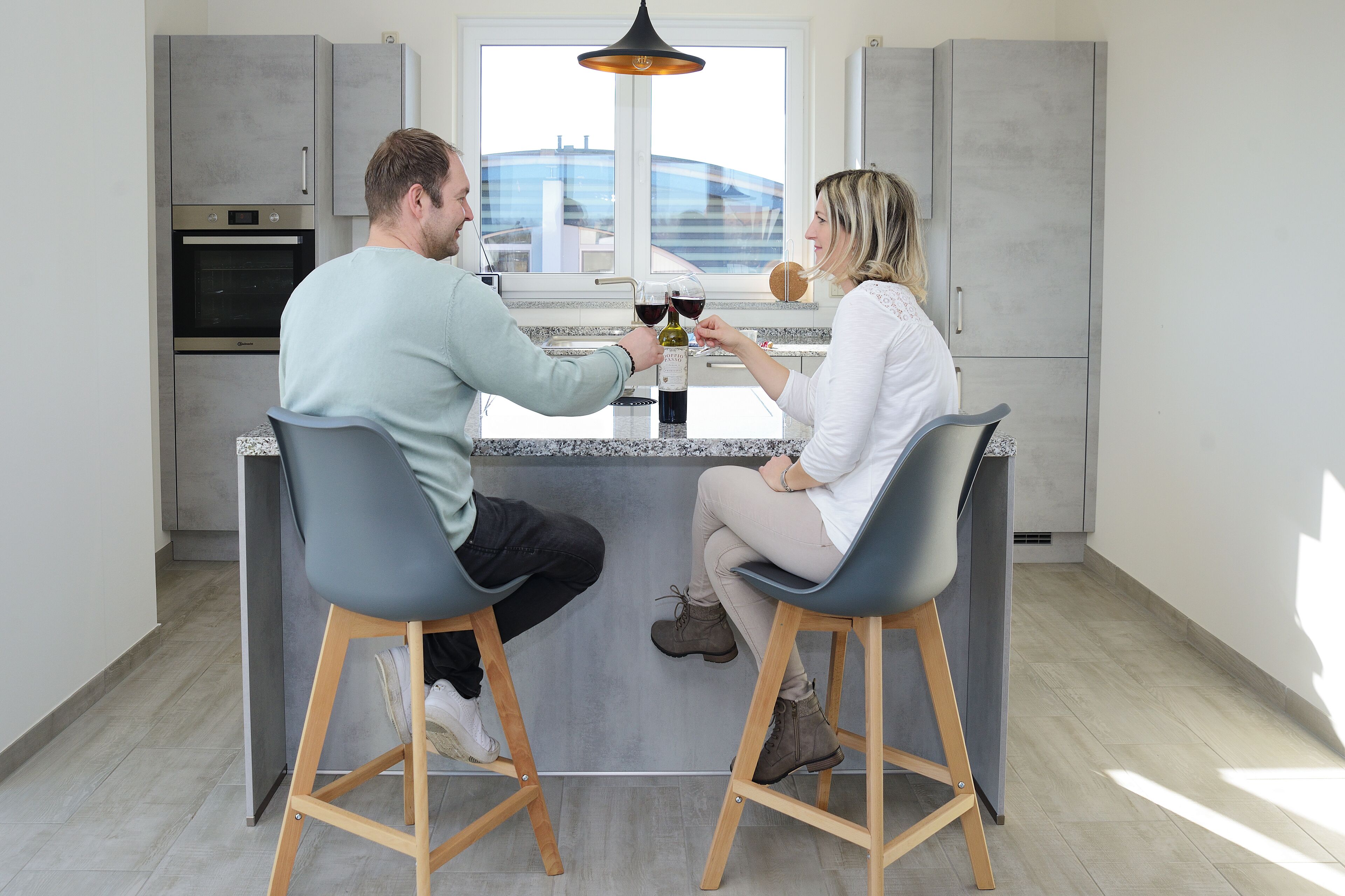Full-sized fridge, oven, stovetop, dishwasher