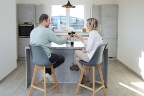 Full-sized fridge, oven, stovetop, dishwasher - Havel-Spitze Ferienwohnungen (Brandenburg an der Havel)