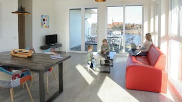 Laptop workspace, travel cot, free WiFi, bed sheets