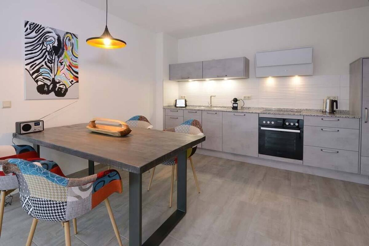 Departamento Confort | Cocina privada | Cafetera de espresso, cafetera y tetera y refrigerador con congelador 